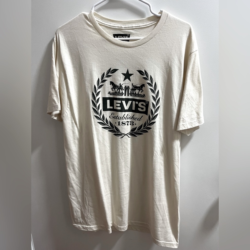 Mens large Levi’s tee, excellent condition. Bundle to save!